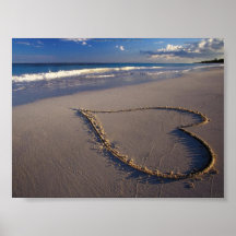 Tropisches Strand-Herz im Sand-Valentinsgruß Plakatdrucke