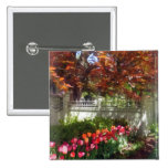 Tulpen durch Dappled Zaun Anstecknadelbuttons