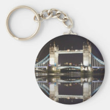 Turm-Brücke reflektiert Schlüsselbänder