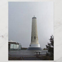 Turm gegen dunklen Himmel Flyerdruck