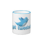 Twitter-Vogel erhalten getweetete Kaffeetasse