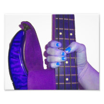 Übergeben Sie das Halten der Bass-Gitarre blaues u