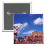 USA, Arizona, Schleppseilflaggen im Grand- Canyons Anstecknadelbuttons