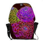 Verrückte Zinnias im Pink Kurier Taschen