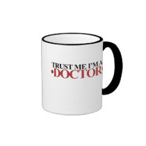 Vertrauen Sie, dass ich ich ein DOKTOR bin tassen