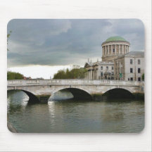 Vier Gerichte und der Liffy Fluss in Dublin Mousepads