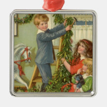 Viktorianische Kinder, die für Weihnachten verzier Ornamente