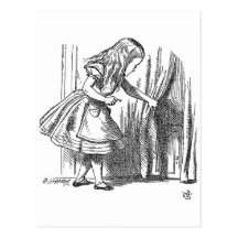 Vintage Alice im Wunderland, die nach der Tür such Postkarte