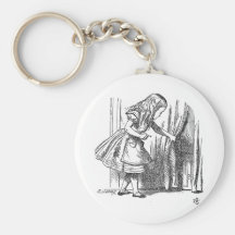 Vintage Alice im Wunderland, die nach der Tür such Schlüsselanhänger