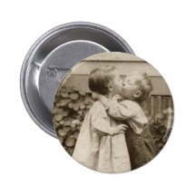 Vintage Liebe Romance, küssende Kinder, erster Kus Anstecknadel