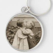 Vintage Liebe Romance, küssende Kinder, erster Kus Schlüsselband