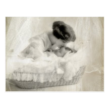 Vintage Mutter, die Baby in der Korbwiege küsst Postkarten