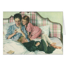 Vintage Mutter-Lesekarten im Bett mit den Kindern