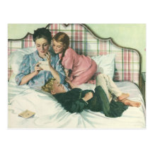 Vintage Mutter-Lesekarten im Bett mit den Kindern Postkarten