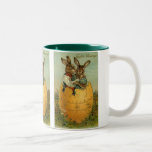 Vintage Osterhasen in einem riesigen Osterei Kaffee Haferl
