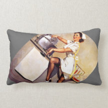 Vintager Retro Gil Elvgren KrankenschwesterPin her Zierkissen