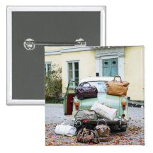 Vintages Auto mit Losen Gepäck Anstecknadel