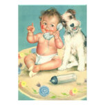 Vintages niedliches Baby, das auf Telefon-Terrier- Einladung