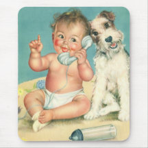 Vintages niedliches Baby, das auf Telefon-Terrier- Mauspads