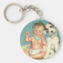Vintages niedliches Baby, das auf Telefon-Terrier- Schlüsselbänder