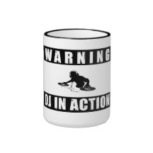 warnendes DJ in der Aktion höhlen den djing Becher Tee Tasse