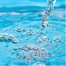 Wässern Sie das Fließen in ein Pool Foto Figur