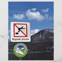 Waterscape mit Warnzeichen gegen den Berg Flyerdruck
