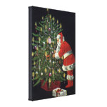 Weihnachtsmann, der Kerzen auf dem Weihnachtsbaum  Leinwand Druck
