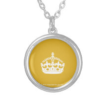 Weiß behält ruhige Krone auf Goldhintergrund Amulett