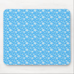 Weiße Blumen auf Blau mousepads