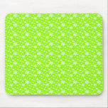 Weiße Blumen auf Grün mousepads