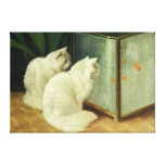Weiße Katzen, die Goldfisch aufpassen Leinwand Drucke