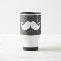 Weißer Lenkstangenschnurrbart auf grauem Damastmus Kaffeetasse