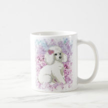 Weißer Pudel in der Flieder-Kaffeetasse-Schale