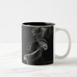 Weißer Rauch gegen einen schwarzen Hintergrund Teetasse
