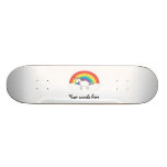 Weißes Einhorn auf Regenbogen und Wolken Skateboard Brett