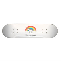 Weißes Einhorn auf Regenbogen und Wolken Skateboard Brett