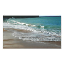 Wellen, die auf dem Strand-Foto-Druck einhüllen
