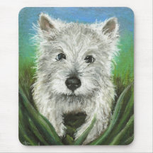 Wenig Westie, das im Gras spielt Mousepad