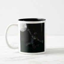 Werewolf Lycan, das am Mond heult und bellt Teehaferl