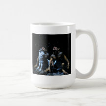 Werewolves und wirklicher Wolf, die am Mond heulen Tasse