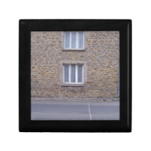 Windows im rauen Steinwand-Haus mit Spitze Curtai Erinnerungskiste