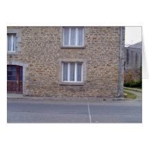 Windows im rauen Steinwand-Haus mit Spitze Curtai Karten