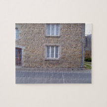 Windows im rauen Steinwand-Haus mit Spitze Curtai Puzzle