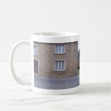 Windows im rauen Steinwand-Haus mit Spitze Curtai Kaffee Haferl