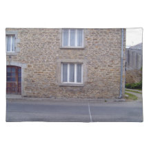 Windows im rauen Steinwand-Haus mit Spitze Curtai Tisch Sets