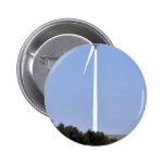 Windturbine hinter einem Feld der lila Blumen Buttons