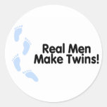 Wirkliche Männer machen Zwillinge (Jungen) Runde Sticker