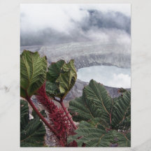 Wolken, die über den Bergspitzen hoovering sind Flyer