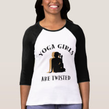 Yoga-Mädchen sind verdrehtes T-Shirt